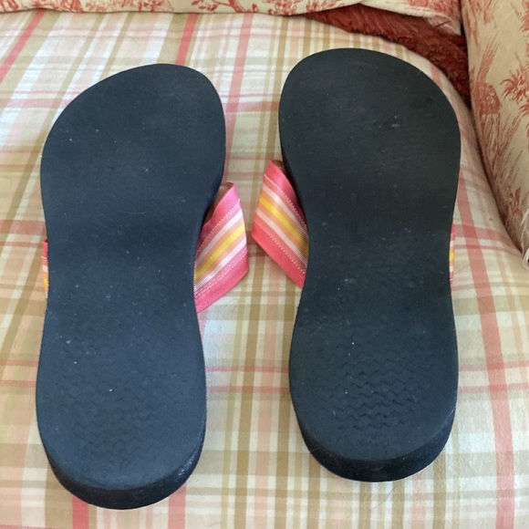 Gently used🐝Eliza B🦋 flip flops - Picture 3 of 4